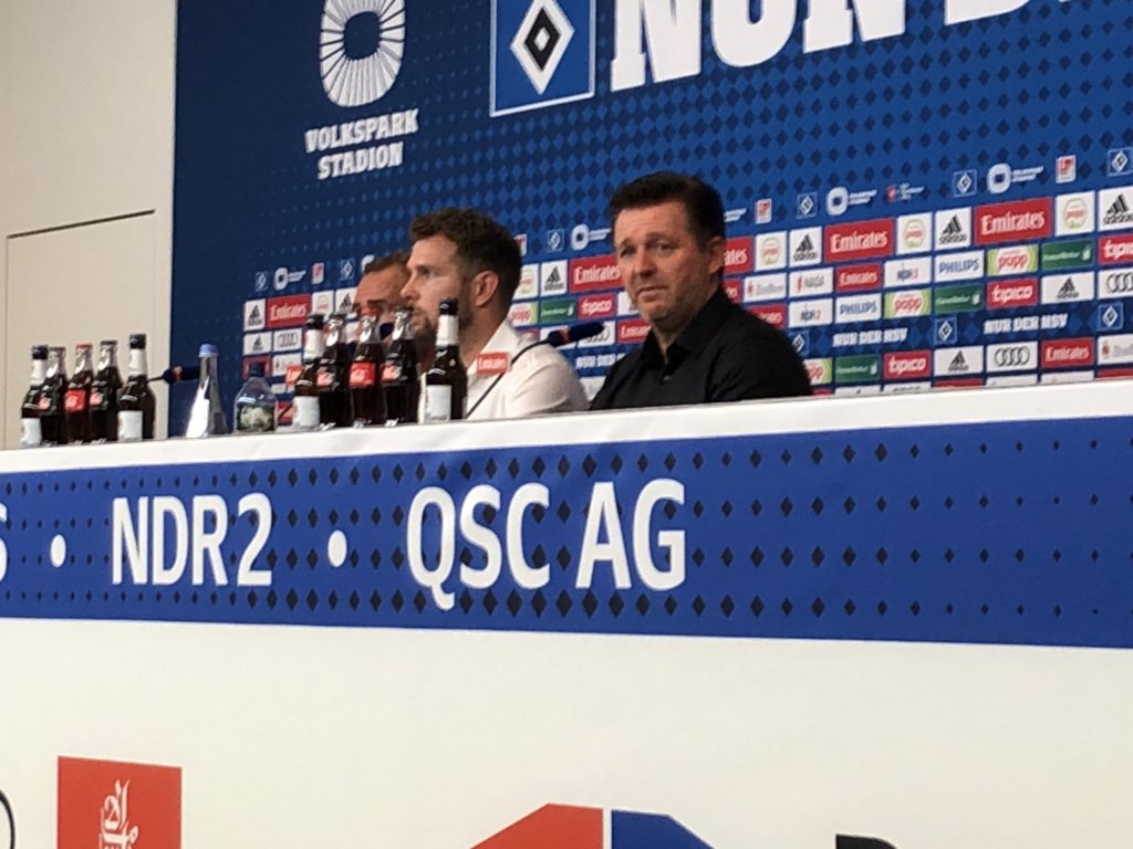 HSV's tweet photo. 🗣 Titz weiter: „Mir tut es heute auch für unsere Zuschauer Leid, die uns so tatkräftig unterstützt haben. Auch wenn wir heute verloren haben, weiß ich es sehr zu schätzen, wie sehr wir auch nach der Niederlage noch unterstützt wurden.“
#nurderHSV #HSVKSV https://t.co/ICqF4qh9xE