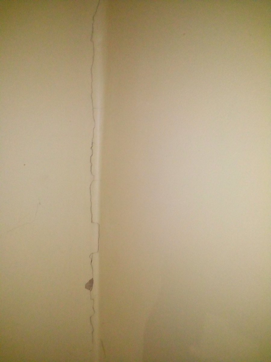 الحمدلله🌙فى الجزءاللبنى من البرج الرمادى يبدأشرخ من أول البرج لأخره فى خارجه وداخله ويبدأمن أول البيت أيضا ربنايلطف