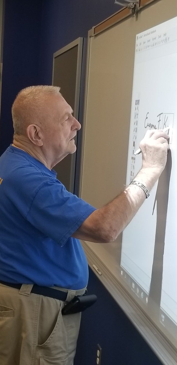 DISDTechnology's tweet image. Surprise visit from @NASA  legend Gene Kranz who was eager to try out our new technology at Eugene Kranz Junior High. @DickinsonISD  @#DISDTechnology  #failureisnotanoption 🐊💙🚀