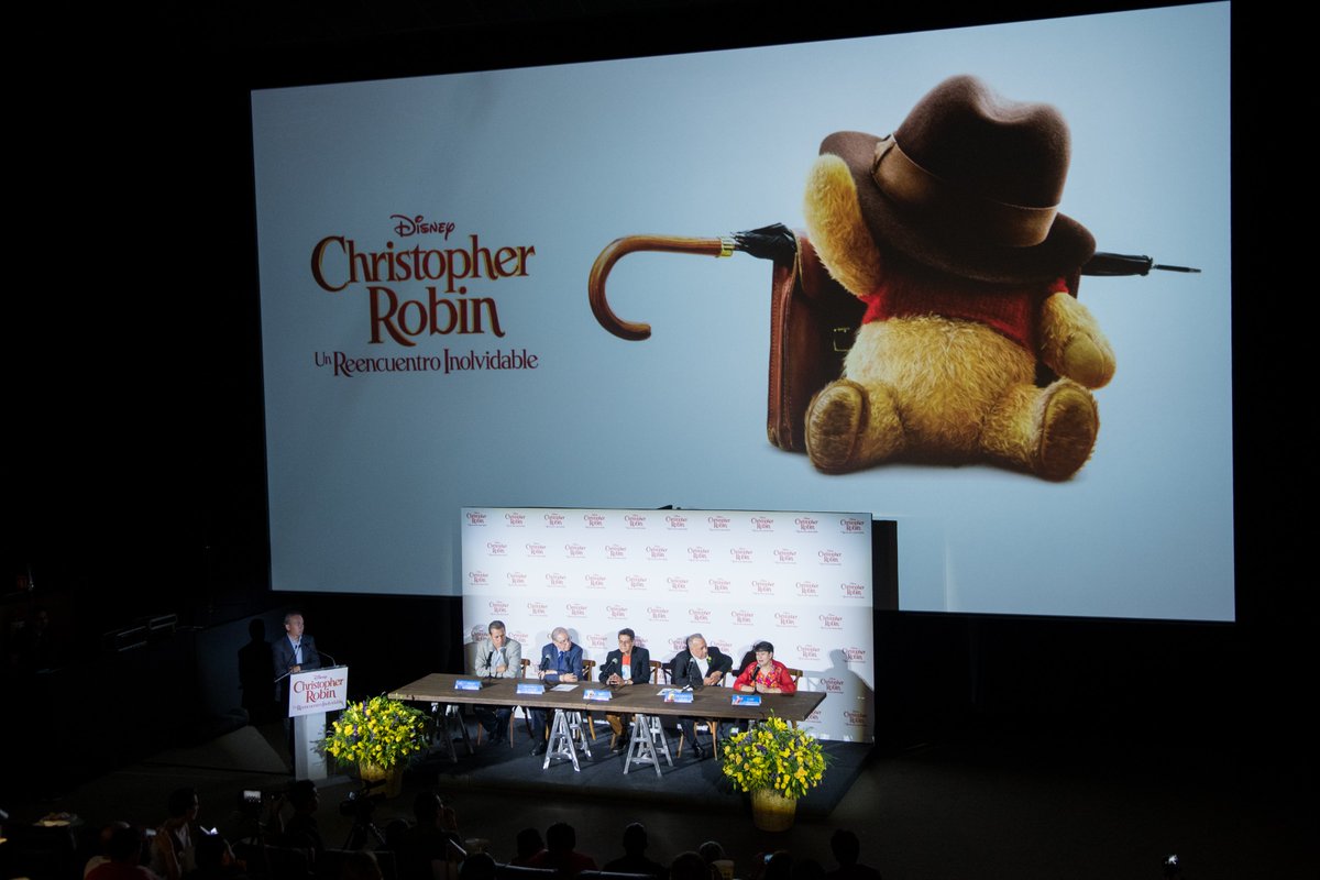 redstringsclub's tweet photo. Ellos son parte del increíble talento de doblaje de la nueva película de Disney: Christopher Robin - Un Reencuentro Inolvidable

Francisco Colmenero - Old Man Winslow 
Humberto Vélez - #Pooh 
Sergio Zaldívar - #ChristopherRobin,
Gaby Cárdenas -  #Cangu https://t.co/99kbOV24mT
