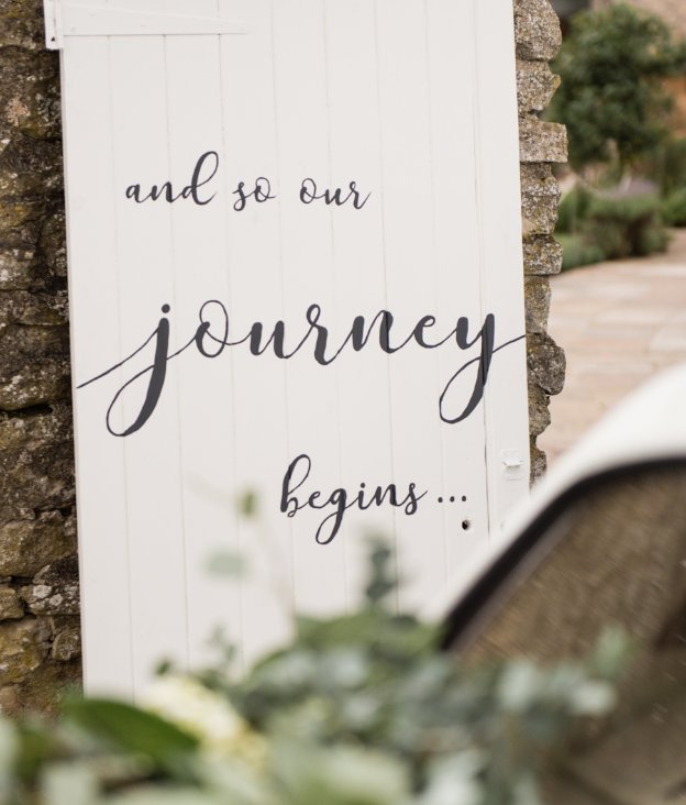 Everything about this wedding was simply perfect. The signage, colors, flowers, invites, and the bridal party wardrobe stole our hearts! Great ideas for CWF brides! ow.ly/fbdO30lggPN #WeddingInspiration #2019Bride