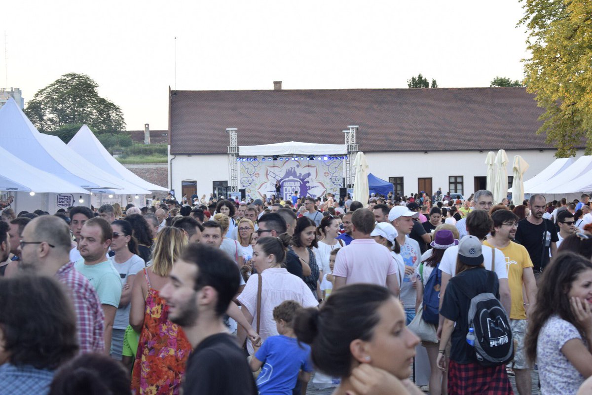TurkFest's tweet photo. 3-5 August
Cetetea #Oredea
11:00-23:00
Va așteptăm cu mare drag
#FestivalulTurcesc #TurkFest #AnatolianFoodFest https://t.co/WdRQWJIPPU