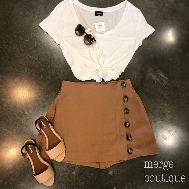 mergeboutiquecs's tweet photo. Head over heels for this skort!!! 😍
•
•
Tee $24.99 (s-l)
Skort $29.99 (s-l)
Sandals $24.99 (5.5, 6, 7, 8, 8.5, 10)
Sunglasses $12.99 •
•
Comment #runship or #runhold to purchase!! #skort #tee #basicstyle #fashionista #summerstyle #simple #ootd #shopmerge #tamu #centurysq… https://t.co/uYMYvCMtHj