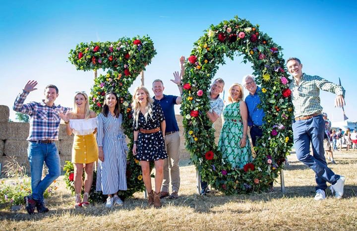 Proud to say that we have been involved growing British Flowers and helping with decorating the 30 at the entrance ⁦@BBCCountryfile⁩ live at <a href="/Blenheim/">S. Hu</a> palace why not come along shows on until Sunday