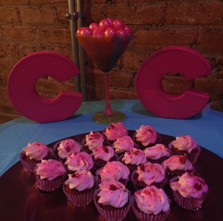 Sweetsanddrinks's tweet image. Cupcakes are delicious. That is all #FunFactFriday