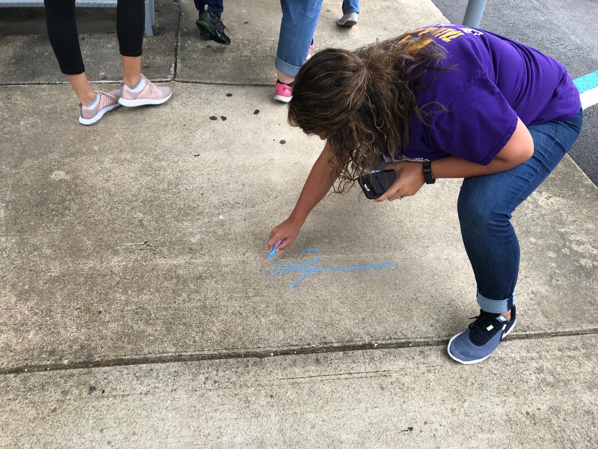 MichaelBird605's tweet photo. @bbarronx4 uses sidewalk chalk to remind you that You Are Awesome. @thstigerpride @MattCoker72 #thstigertracks https://t.co/w3arytFYNs