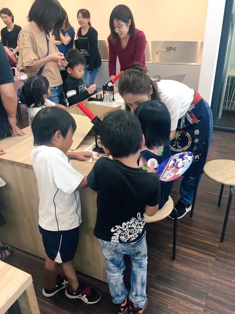 Kids_Support's tweet image. 本日のヤヒロラボは、愛媛県新居浜市の あかがねミュージアムで、恒例の缶バッジワークショップを開催します。13時〜15時です。参加費100円で、これは東日本大震災風化防止活動に役立てます。小児がん支援のレモネードスタンドも行いますので、新居浜市周辺の方はぜひお立ち寄りください！