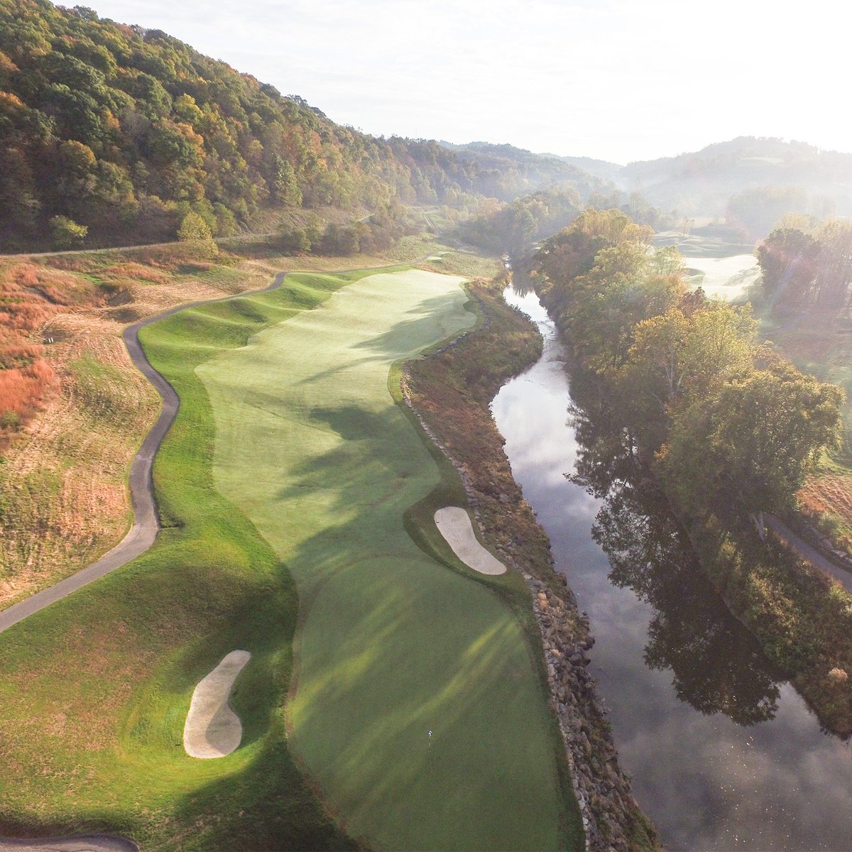 GoForeItComm's tweet photo. The 18th hole at Pete Dye Golf Club is a beautiful 500 yd Par 4 with a tee shot over Simpson Creek and a tough green complex. This finishing hole is one of Pete Dye's best. #GoForeIt #golfcoursemarketing #golfcourse #golf #Top100 https://t.co/PGQUWsvSI1 https://t.co/G3Bp0IsFQR