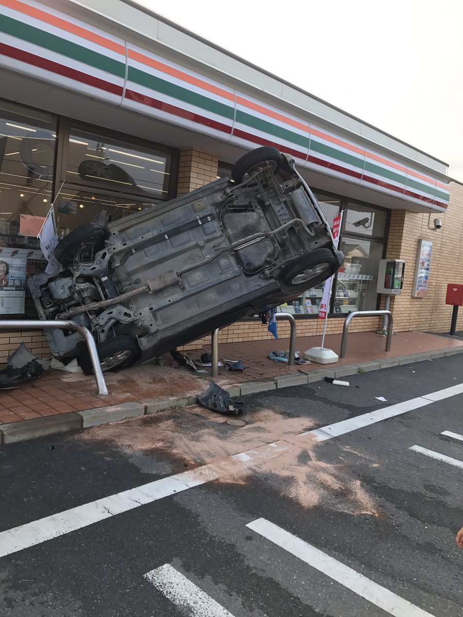 コンビニに車が突っ込むも何とかガードされる Togetter コンビニに車が突っ込むも何とかガードされる Togetter