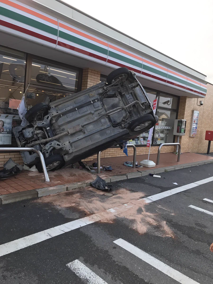 危険！これはひどい・・・アクセルとブレーキの踏み間違いは本当に怖いww