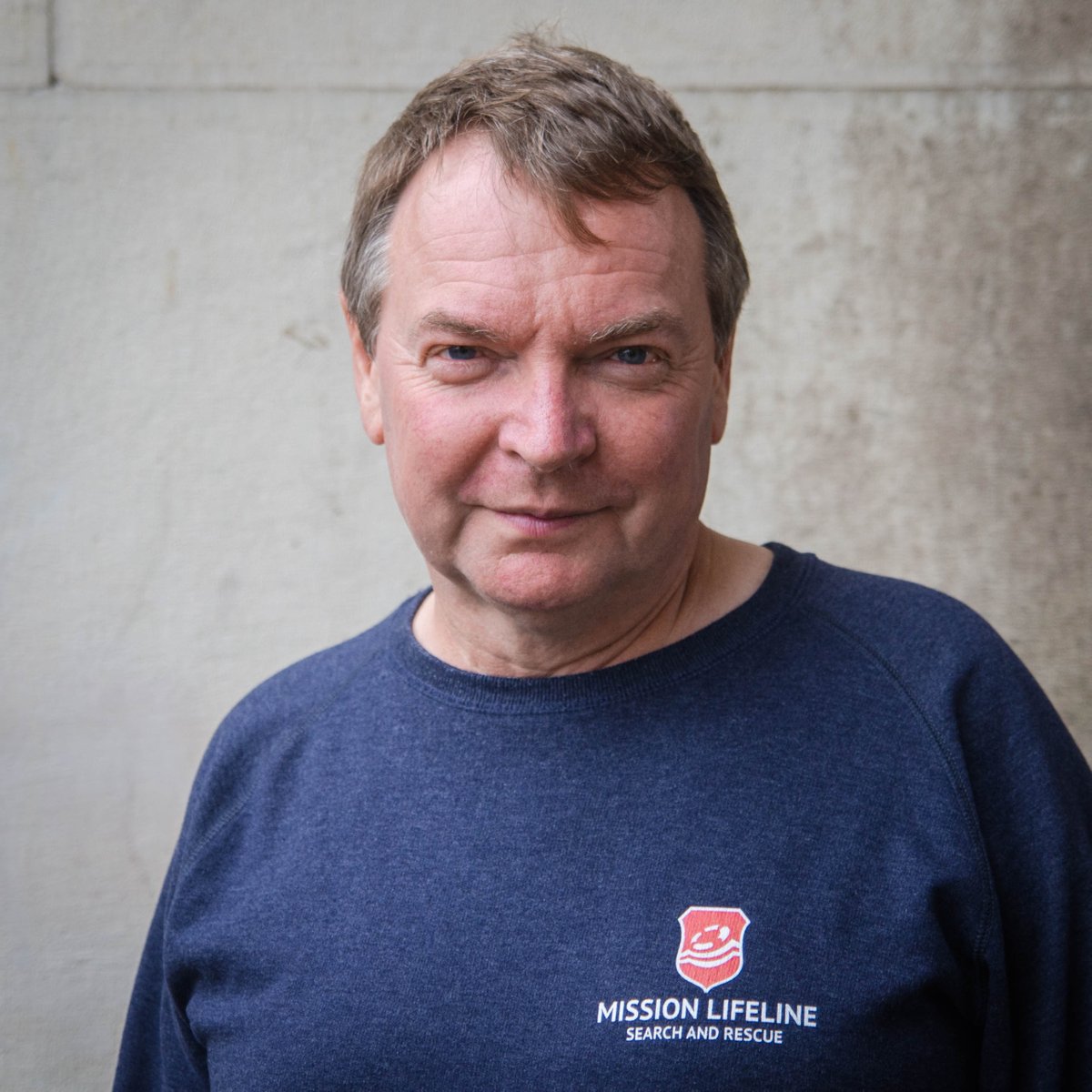 AKMeunier's tweet photo. Am Rande der #Ausgehetzt Demo habe ich mit dem Kapitän der #Lifeline, Claus-Peter Reisch, darüber gesprochen, was die Festsetzung diverser Rettungsboote für die Geflüchteten bedeutet und was er jetzt von Gesellschaft und Politik erwartet. https://t.co/b47WBuCWcd https://t.co/MSHS1MbfpY