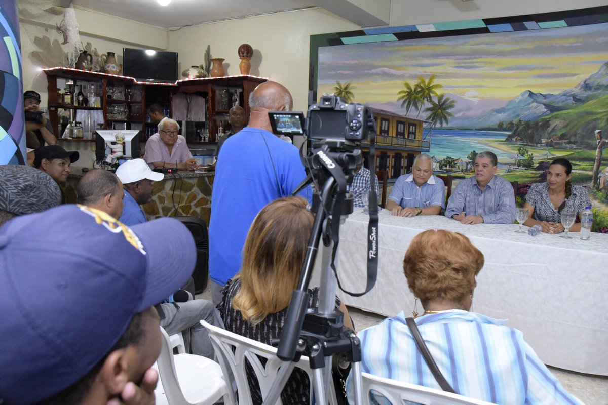 “Yo creo que <a href="/DaniloMedina/">Danilo Medina</a> les hará su malecón,aún así cuando lo vea le extenderé la preocupación que tienen y si de aquí al 2020 no se puede terminar,lo continuaré y si por cualquier inconveniente no se puede hacer, se lo haré yo” responde <a href="/CarlosAmaranteB/">Carlos Amarante Baret</a> 
#NaguaConAmarante