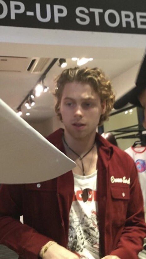 darkblooms's tweet photo. 5sos fam: release the bomber jackets as merch!!

5sos: okay here you go, that will be $180

5sos fam: https://t.co/wqrlstHj6a