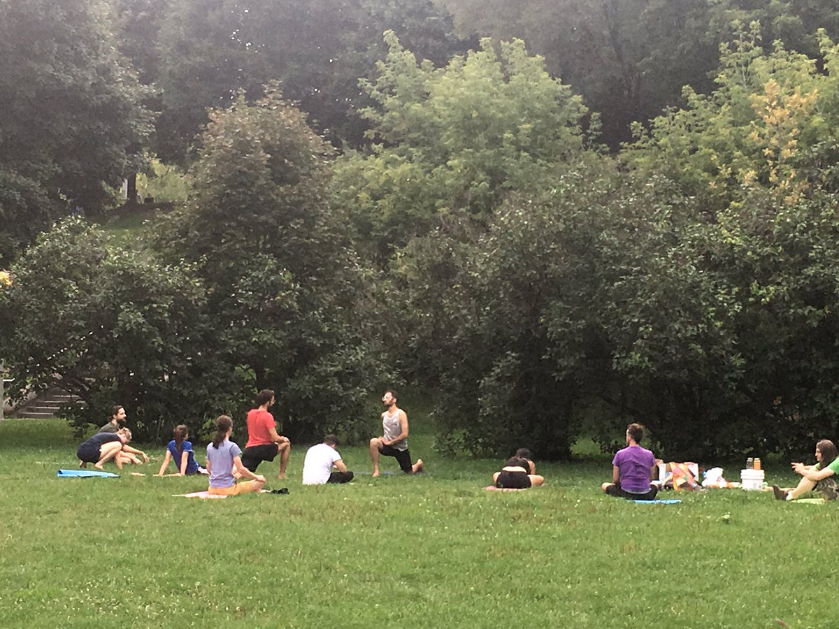 DandyYOWSeen's tweet photo. Beautiful night at #Strathcona Park. Tons of #picnics, walkers, kids, families, #bikes, #yoga, #tightropes, #TaiChi, #fishing, and #theatre @OdysseyTheatre https://t.co/YuOUR8JBNr