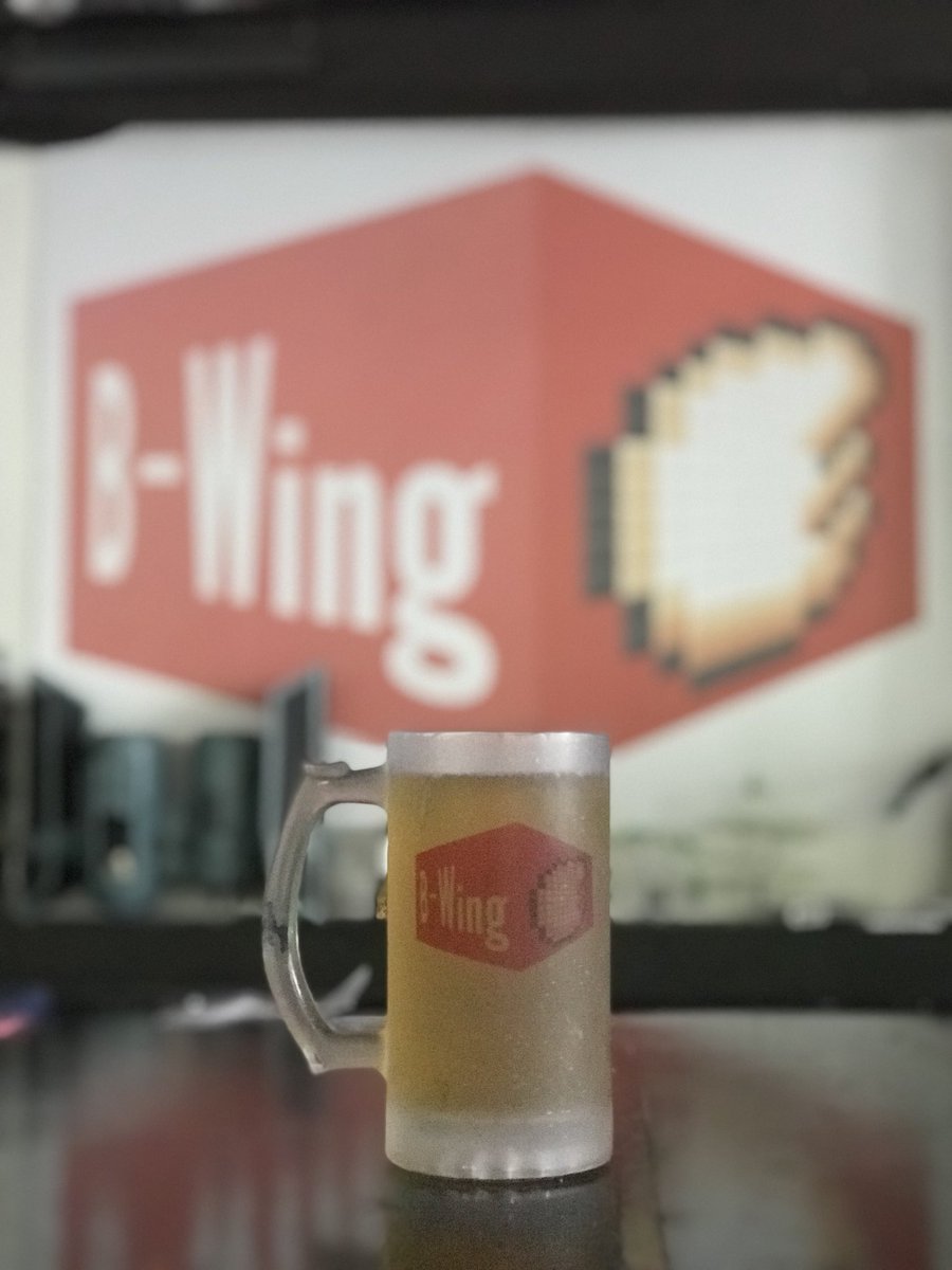 BWingMX's tweet image. Este #DiaInternacionalDeLaCerveza ¿cuántas te vas a tomar con nosotros? 😏🍻 recuerda que hoy es viernes de karaoke 🎤🎶