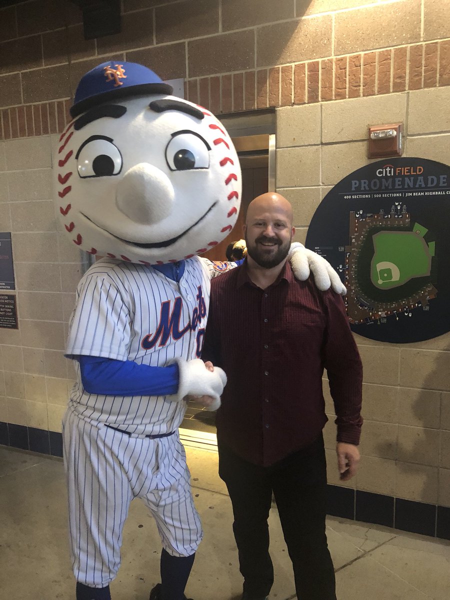 jthurman42's tweet photo. Met the oldest mascot in baseball! #mets #citifield #stadium10of32 #RelicsFlexTo #nyc #mlb #baseball https://t.co/ds9kZbsPYw