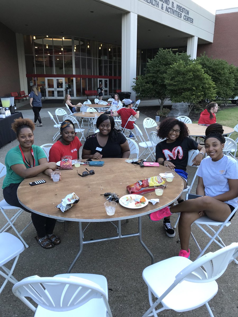 WKUSummerStart's tweet photo. Had a great kickball tournament and dinner with our Summer Start Students. #wkusummerstart https://t.co/KhrCXaE61q