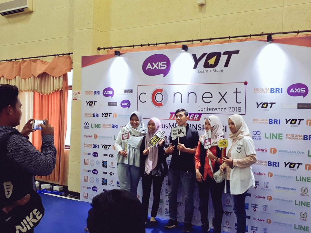 YoungOnTop's tweet photo. Take a chance! Tambah teman dan relasi kamu untuk sukses di masa muda!
#AXISYOT #YoungOnTop #ConnextJember #CCJember #YOTJember #terusMENGINSPIRASI https://t.co/9whJTI1Lgc