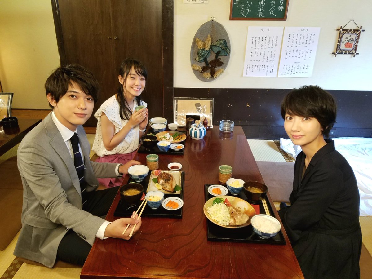 公式 サバイバル ウェディング 定食屋でランチです さやかvs美里のオンナの闘いが繰り広げられます この座り位置にもオンナの攻防が でも現場はほっこり カットがかかっても 定食を味わうお三方でした 波瑠 吉沢亮 奈緒 サバイバル 公式 サバイバル ウェディング 定食屋でランチです さやかvs美里のオンナの闘いが繰り広げられます この座り位置にもオンナの攻防が でも現場はほっこり カットがかかっても 定食を味わうお三方でした 波瑠 吉沢亮 奈緒 サバイバル