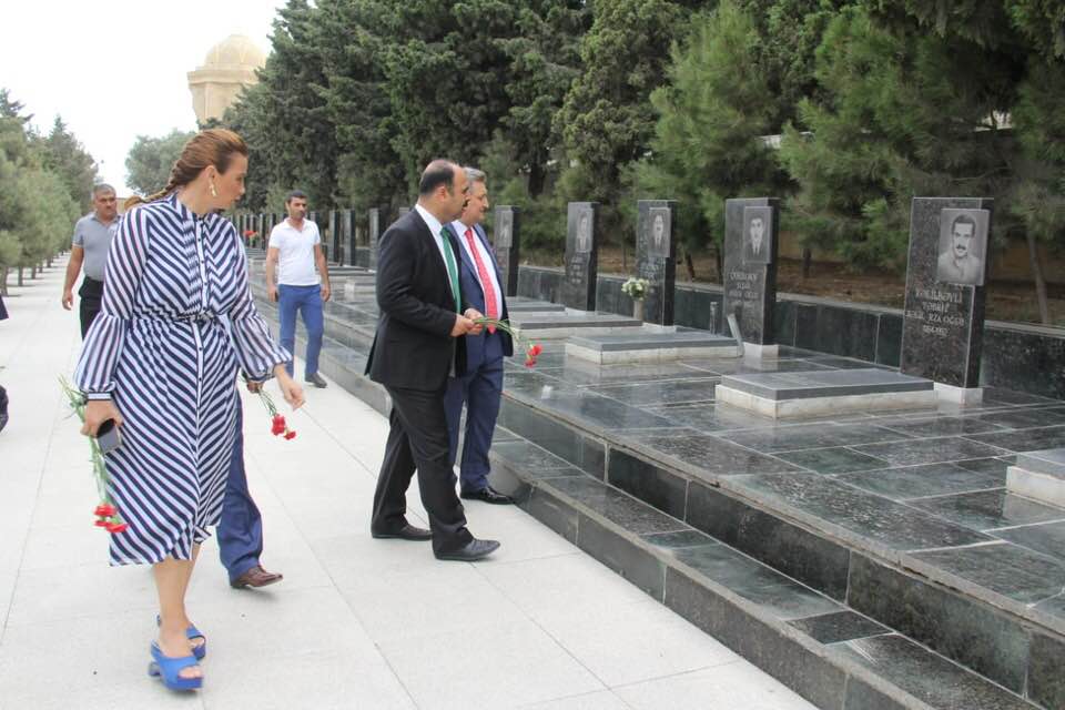 Millət vəkili Q. Paşayevanın dəvətilə ölkəmizdə olan Türkiyə nümayəndə heyəti Şəhidlər Xiyabanında istiqlal şairimiz Xəlil Rza Ulutürkün oğlu, Milli Qəhrəman Təbriz Xəlilbəylinin və ərazi bütövlüyümüzün bərpası uğrunda şəhid olmuş qəhrəman şəhidlərimizin məzarlarını ziyarət edib.
