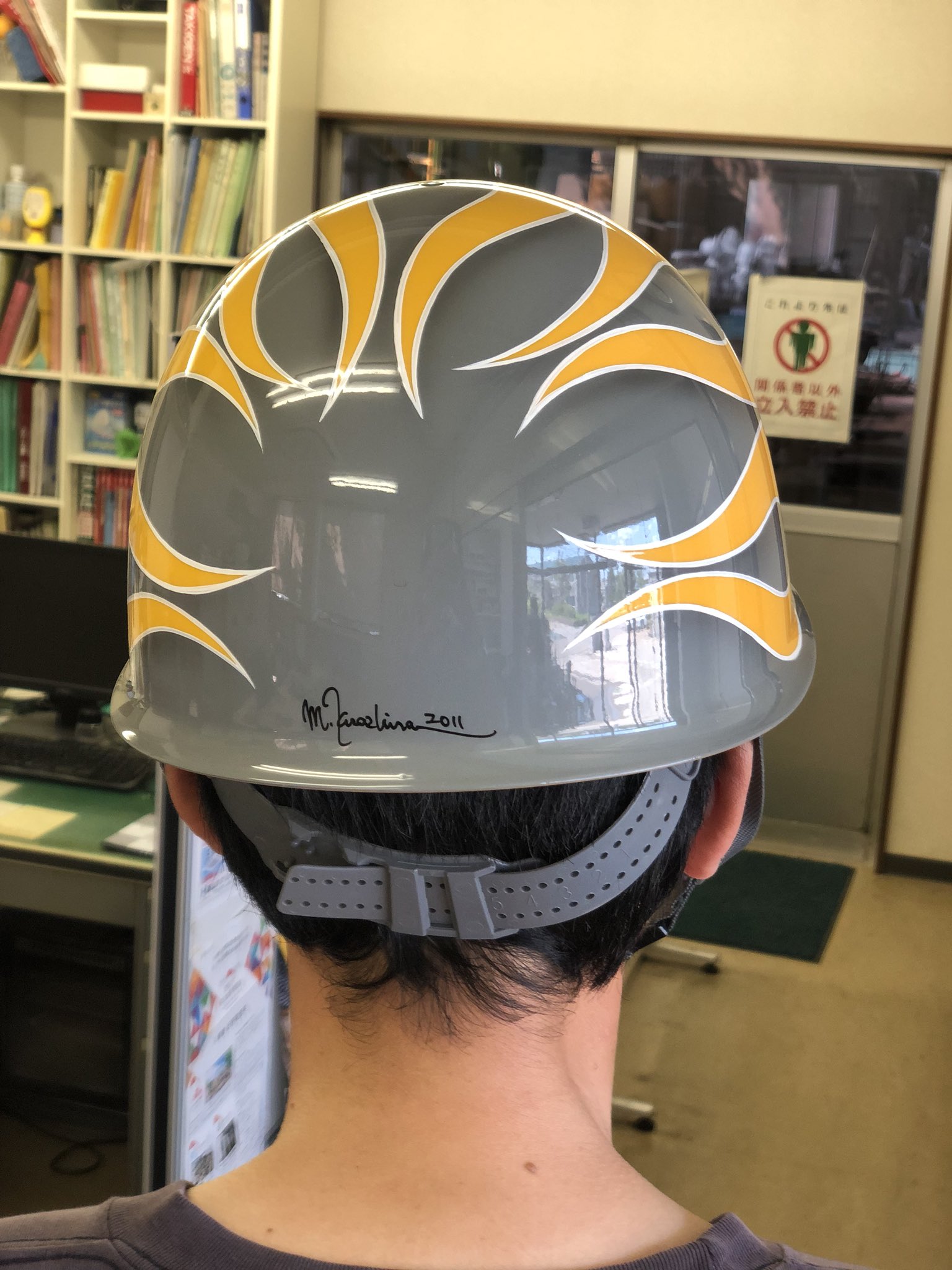 D O A T A Twitter 現代美術作家 中村哲也氏による工事用ヘルメット こんなカッコいいファイヤパターン描きたい