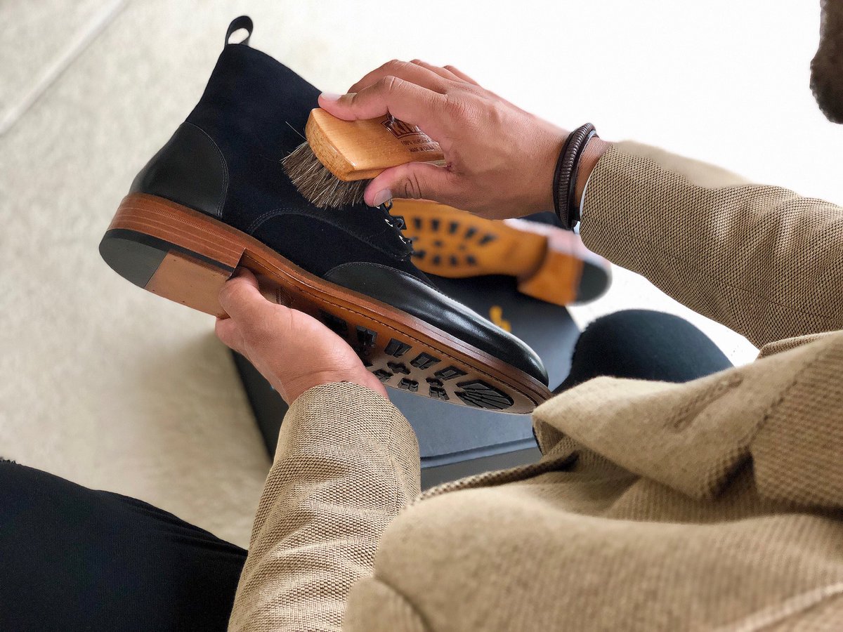 SomiarThreads's tweet image. Keep ‘em Clean! 💦 #DoninSomiar #Dapper #Handmade #Shoes #Gentlemen #Shoesoftheday #FASHION #fashionformen #menswear #mensstyle #gq #gqstyle #gqmen #fashionformen #boots #leathercraft #style #styleformen #wiwt
