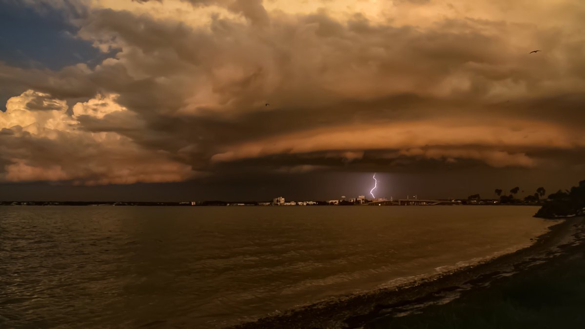 FloridianCreat1's tweet image. Lightning Storm Rolling In Tonight During The Sunset Afterglow..😍👌🏼 @StormHour @PaulFox13 @ThePhotoHour @EarthandClouds @DunedinBeach
