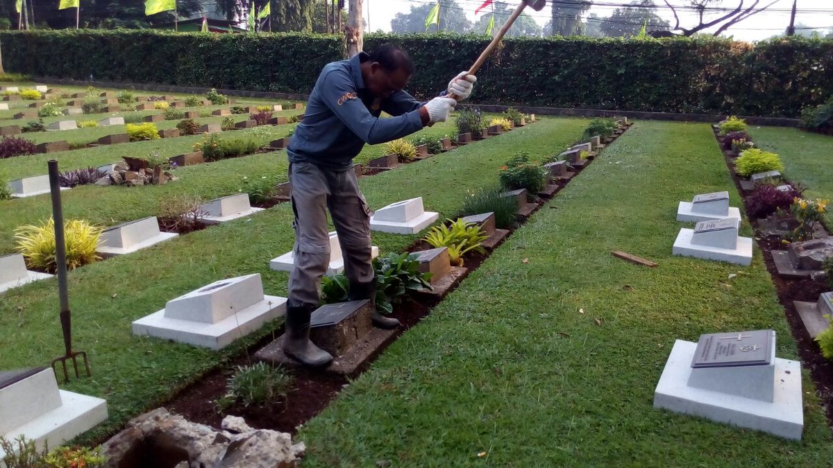 sutiadiaripin's tweet photo. With muck truck and pedestal lifter make pedestal installation easier and lighter@CWGC#Jakarta War Cemetery. https://t.co/KM2YmyRqTF