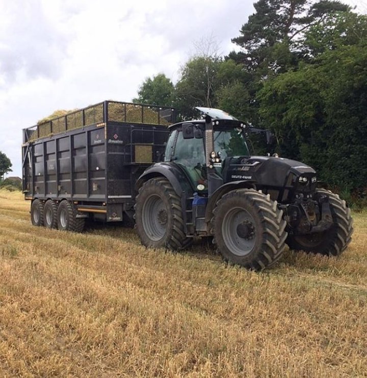 dj_unknown453's tweet photo. Silage 2k18 3rd cut underway weve plenty of grass no shortage https://t.co/MxECBVrmJS
