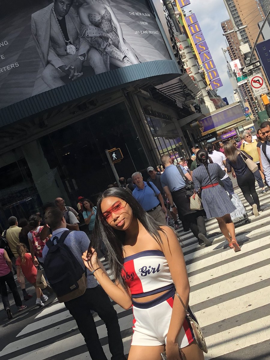 jadaagorgeous_'s tweet photo. Chi-town girl met with NYC lights ✨ https://t.co/iLOz4gtr2Y