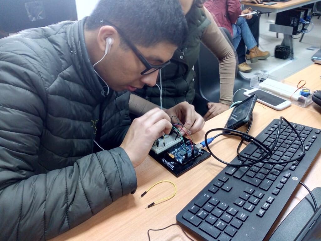 CdeCPeru's tweet photo. ¡Los clubes en la @UContinental están haciendo experimentos geniales! El club CDC013 construye sistemas basados en #Python y #Arduino para recrear los sentidos humanos 👂👁🗣 ¡En los próximos días nos mostrarán resultados asombrosos! #CdeCPeru 🇵🇪👩🏽🔬👨🏽🔬 https://t.co/ujyVnt8AEK