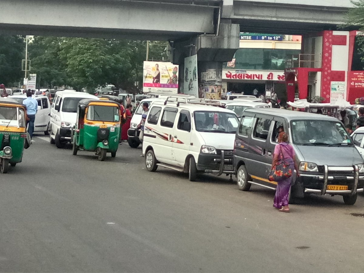 ReeDheem1608's tweet photo. @Vadcitypolice @mpvadodara @trajendrabjp @CollectorBaroda @AjayBhadoo @Pradipsinh_mla @kakadiavg  @viju3112 અમીતનગર વિસ્તારમાં કાયદો માત્ર કાગળ પર. આજે સવારે  ૭ વાગે અડધો રસ્તા સુધી પાકૅ કરી ટ્રાફિક માં અડચણ ઉભી કરી રહ્યા છે. અેસ.ટી.બસ સ્ટોપ દૂર કરી ખાનગી વાહનો ને કમાણી. https://t.co/346BtjbpMz