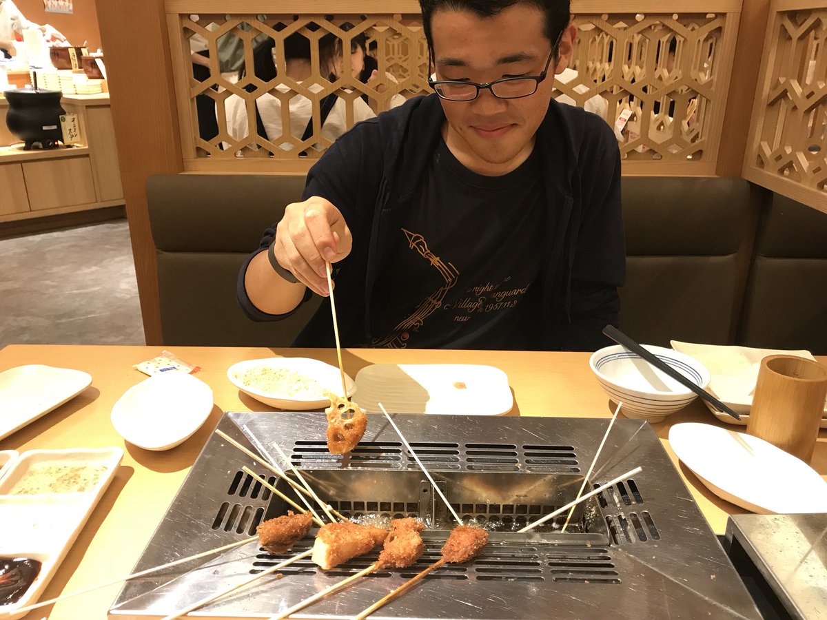 PorterTakatsuki's tweet photo. 前回関東帰省の際の写真掘り出し♪
Team MW テクニカルゆうき♪
串カツ最高でした♪
ご覧の通りゆうきも大満足✨
#串カツ #TeamMoonWalker
#次回イベント #打ち合わせ https://t.co/339FapV3ue