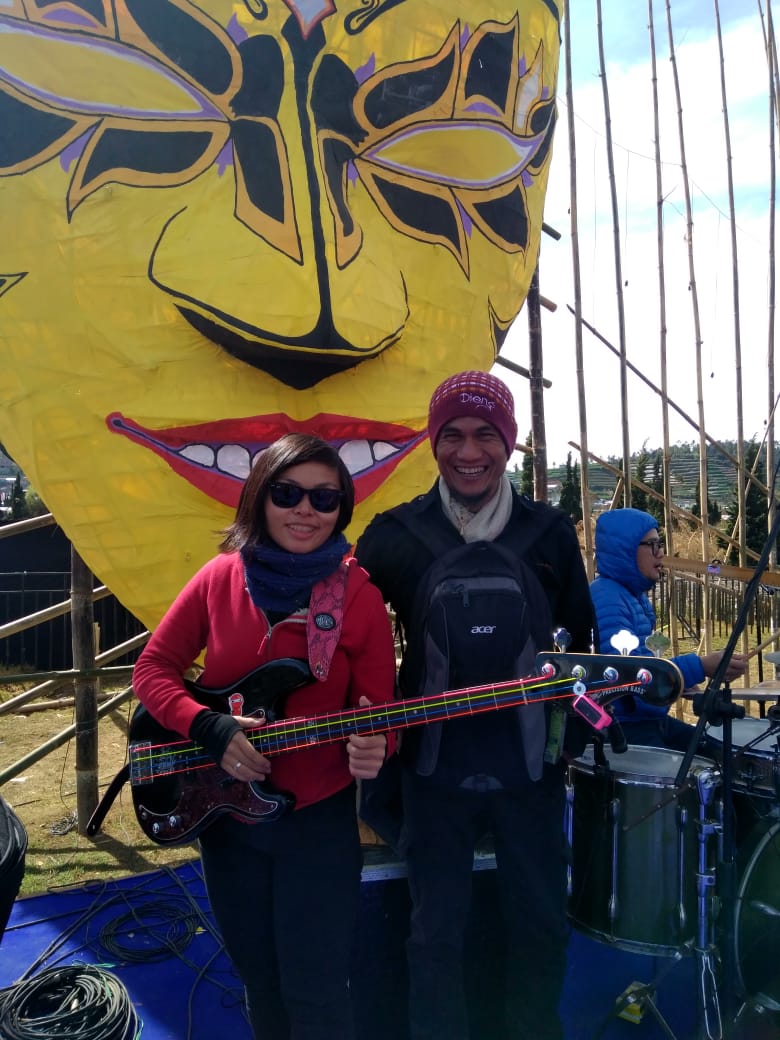 Arin-Leader Band Musicater,"we feel so good bisa tampil di #DiengCultureFestival2018". Mereka akan tampil nanti malam di #jazzatasawan yang mengiringi #festival #lampion. (Ket Foto: Arin dan Rep Donas)