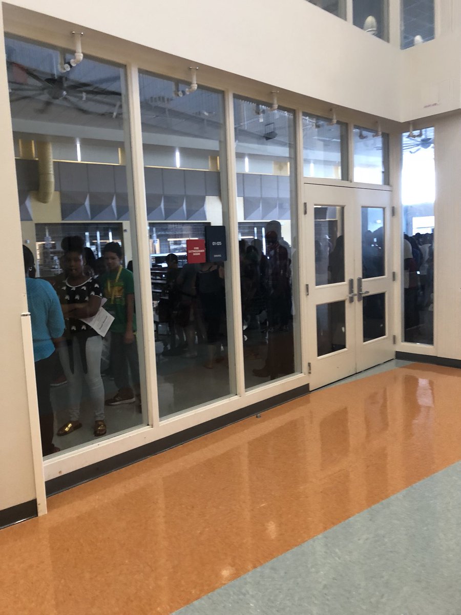 CarolinasSrSAM's tweet photo. Stundents of Westridge Middle school of OCPS lining up for their T-Mobile Hotspots! #SAMLife #SAMsRule  #WeWontStop @jdickson36 @Iamursam @Lizjenny15 @in4birdie https://t.co/WQJTn1vbSZ