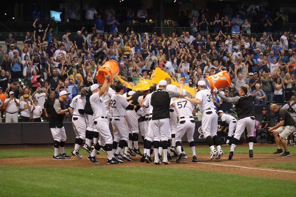 Brewers's tweet photo. #WALKOFF #ThisIsMyCrew https://t.co/igbbLHf5fE