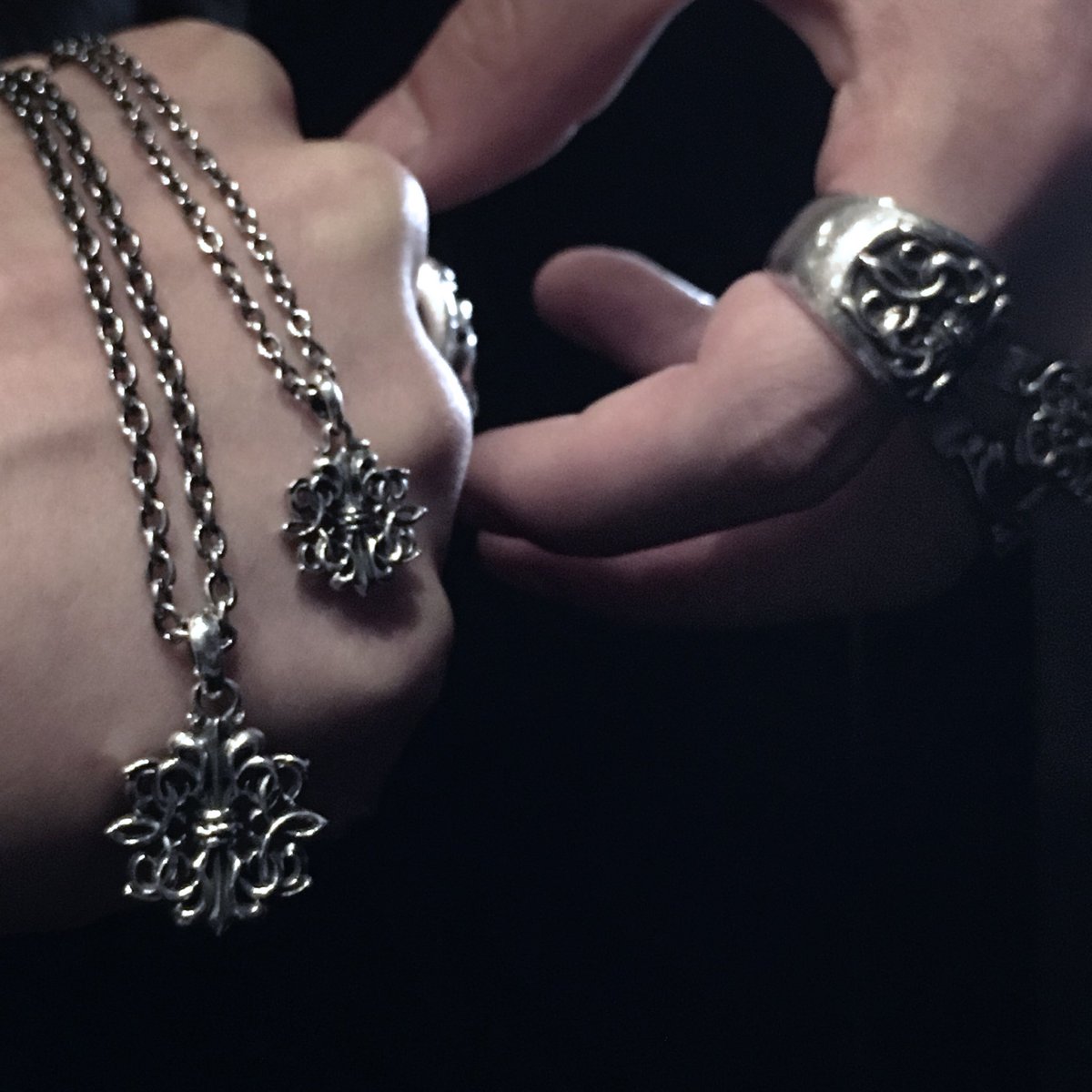 DEALDESIGN925's tweet photo. 【#2018ms #new #necklace 】
KING GATE TOP : SMALL ￥9,000+tax
KING GATE TOP : MEDIUM ￥12,000+tax
#dealdesign #silver925 #silveraccessory #accessory #silveraccessoryshop #ms #collection #summercollection #summer #pendant #gate #lily 

https://t.co/rT2LRDEZGx https://t.co/G1dxokqiAO
