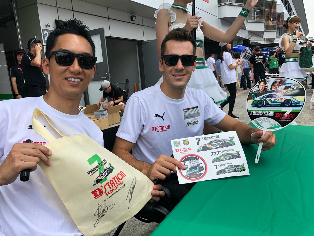 tomonobufujii's tweet photo. D’station Racingピットウォークではオリジナルグッズを配ってます🎁 トートバッグ＆ステッカー＆団扇✋ 
#SuperGT #Porsche #DstationRacing https://t.co/QepIwFrcGo