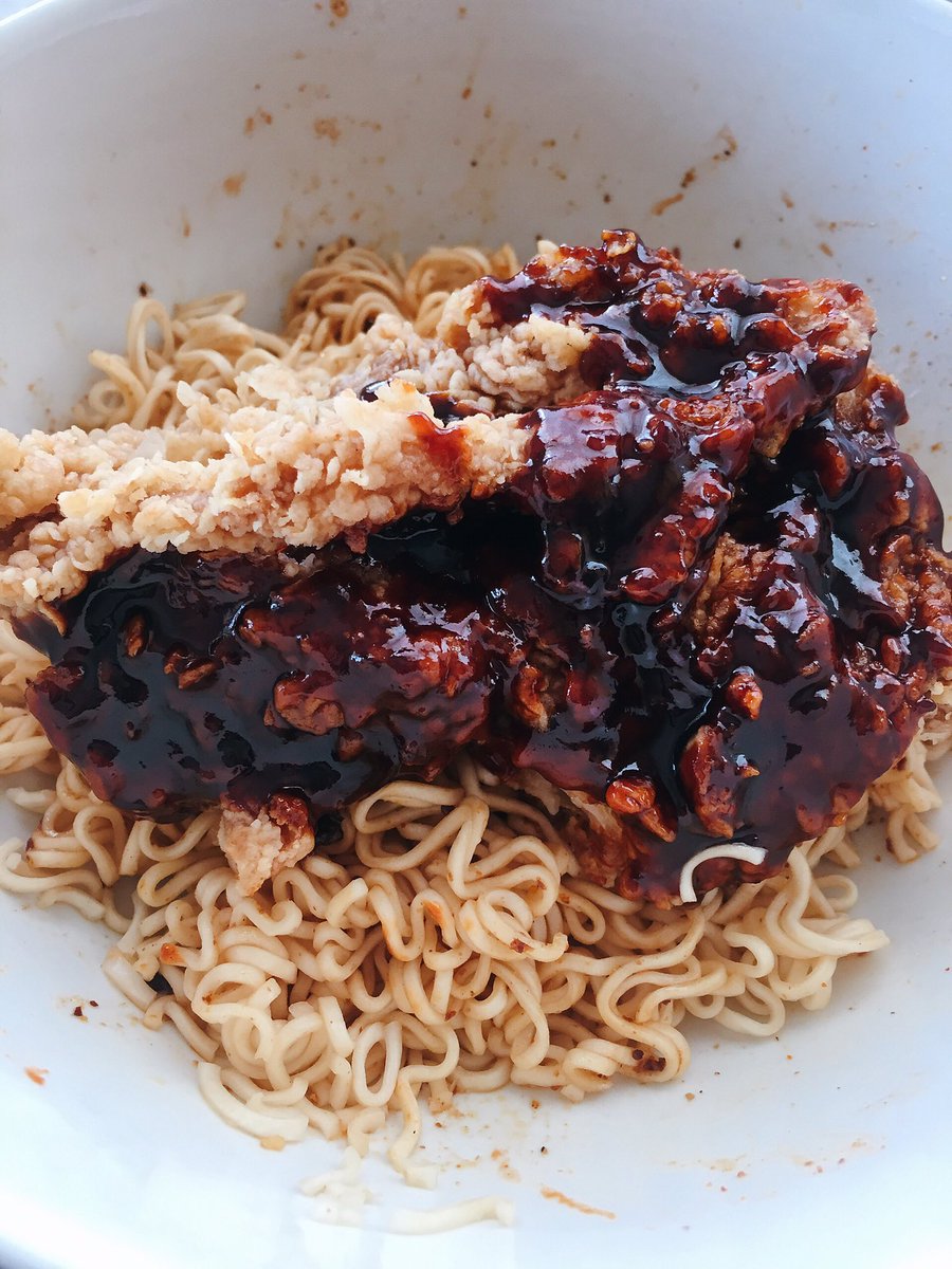 sfkkfs_'s tweet photo. เห้ย มันดีมาก เอาไก่ kfc เเบบซอสเผ็ด มาคลุกกับมาม่า ถ้ามีซอสในกล่องเหลือก็เอาเฟรนช์ฟรายส์เทใส่คลุกกันเลย อร่อยจริง ฮื่อ https://t.co/WfQHZTHfQ9