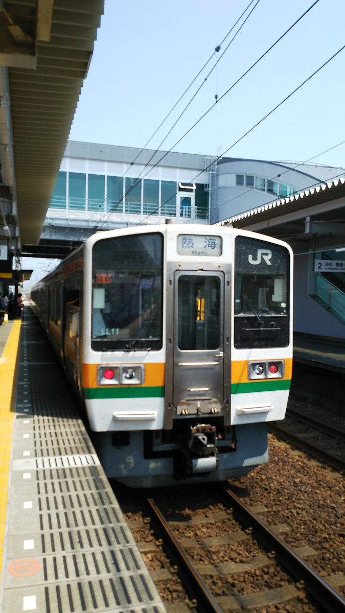 りとっく 安倍川駅下車のち熱海から快速アクティーに乗り換え 安倍川駅も新しくなってました 安倍川から 熱海まで3両編成 立ちっぱなしはちょっときつかったですが その分車窓や途中駅は眺められました 吉原から沼津まで混んでいた以外は意外に立ち客
