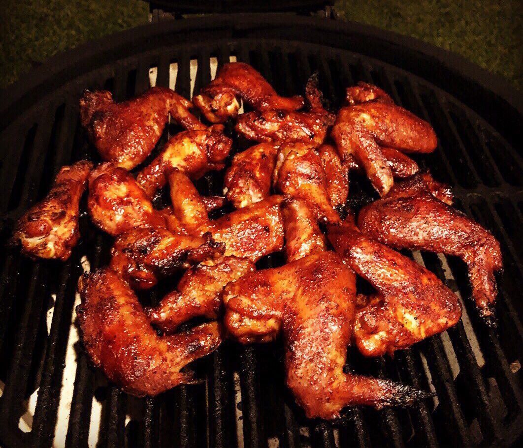 CajunMallard's tweet image. Wings on my @BigGreenEgg #wangs #yardbird #money #wings #chicken