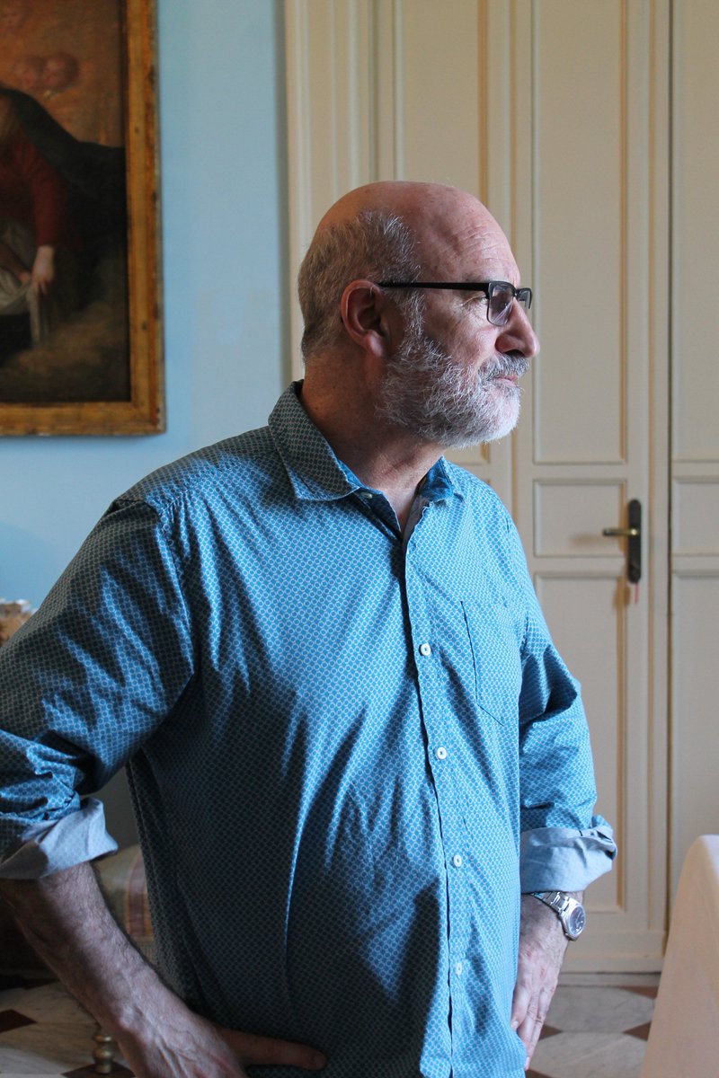LuciaLibri's tweet photo. Il successo del suo romanzo “Patria”, @GuandaEditore, non ha cambiato @FernandoArambur.
Oggi ritirerà il @PremioTomasi
A @cscaduto spiega il suo rifiuto della propaganda dell'Eta, di come si senta straniero in Germania e del suo cane...
https://t.co/5PjX4D57Qw https://t.co/Vy9TZspwkf