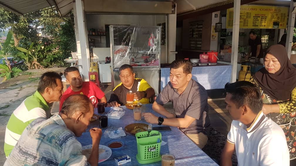 RazakRahmanN23's tweet photo. Pagi ini saya berkesempatan bersarapan pagi bersama beberapa ketua umno caw di kedai capati jalan pantai telok mas.

#telokmas https://t.co/WB9JUK9FcS