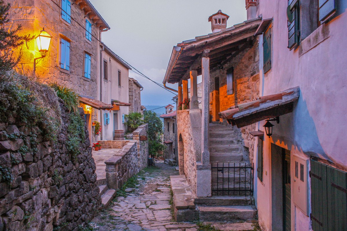 drago_karlo's tweet image. #HUM, THE SMALLEST CITY IN THE WORLD, MAIN STREET 😃📷❤️ #ISTRIA  #CROATIA  #planet #Earth #world #life #nature #countryside #environment #heritage #walking #hiking #travel #explore #ecology #picture #photography #nature @TapardeaA #stonecity #oldcity #statecity
