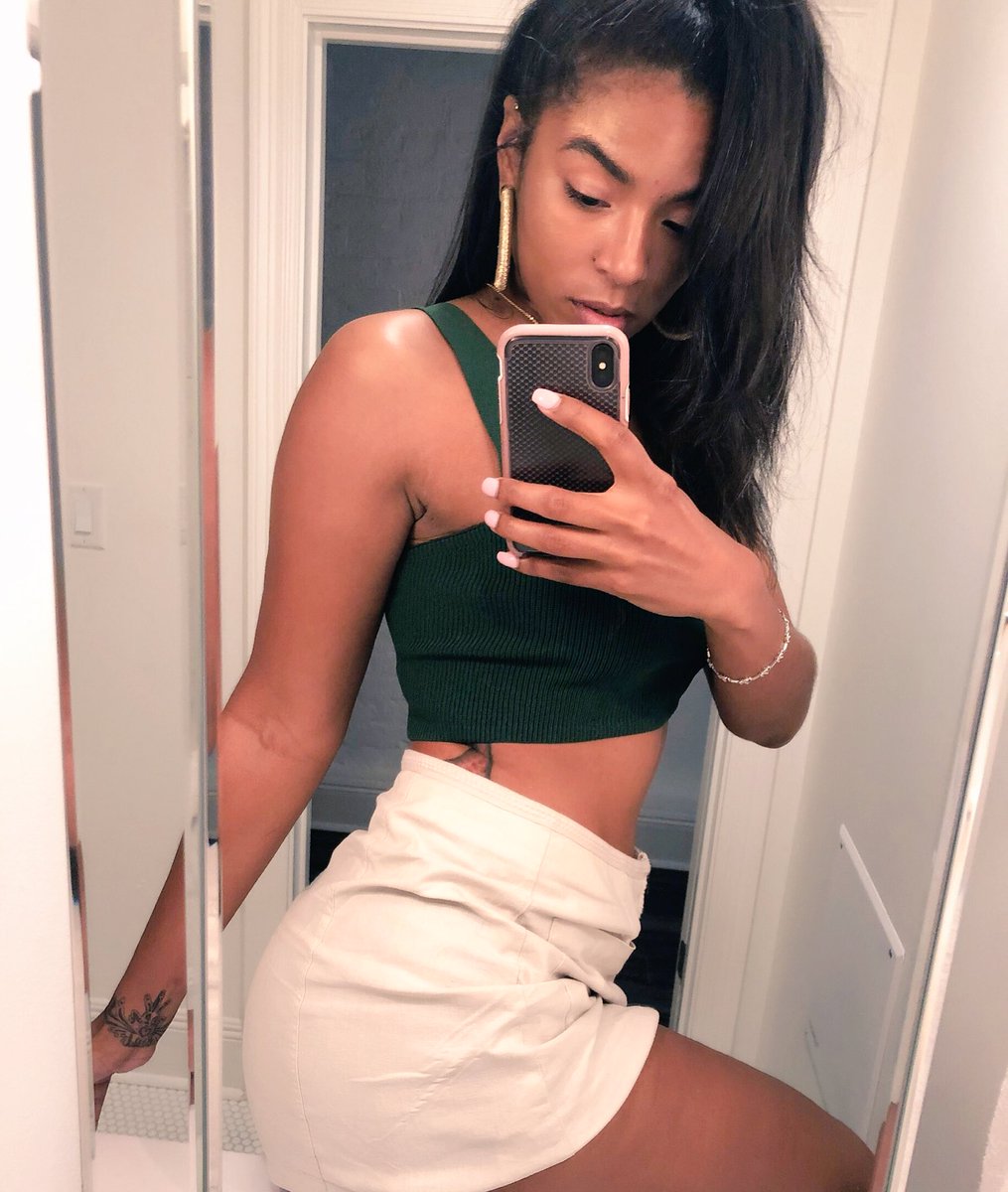 thehellosixx's tweet photo. No comparison. 6’4” thick mama ❤️ https://t.co/qc18Ry2nt6