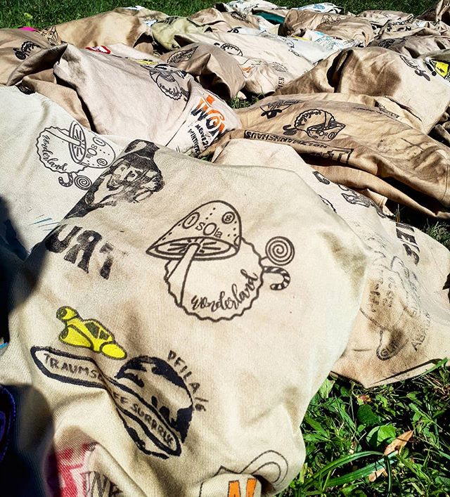 PFADIWART's tweet photo. Wonderland Druck
.
.
.
#pfadi #pfadiwart #bläsimühle #scout #druck #siebdruck #wonderland #pfadisola2018 #pfadihemd #uniform https://t.co/h2SlXVXyV9