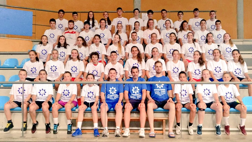 Mutilbasket's tweet photo. 🌞🏀 #CampusMB | CAMPUS REVOLUTION
Ayer fue momento de realizar la foto oficial con nuestros 55 ‘campers” y nuestro cuerpo técnico.

Hoy es el ecuador del campus y queda mucho por aprender y disfrutar todavía.
#WeAreMutilbasket https://t.co/EWrlKie7TV