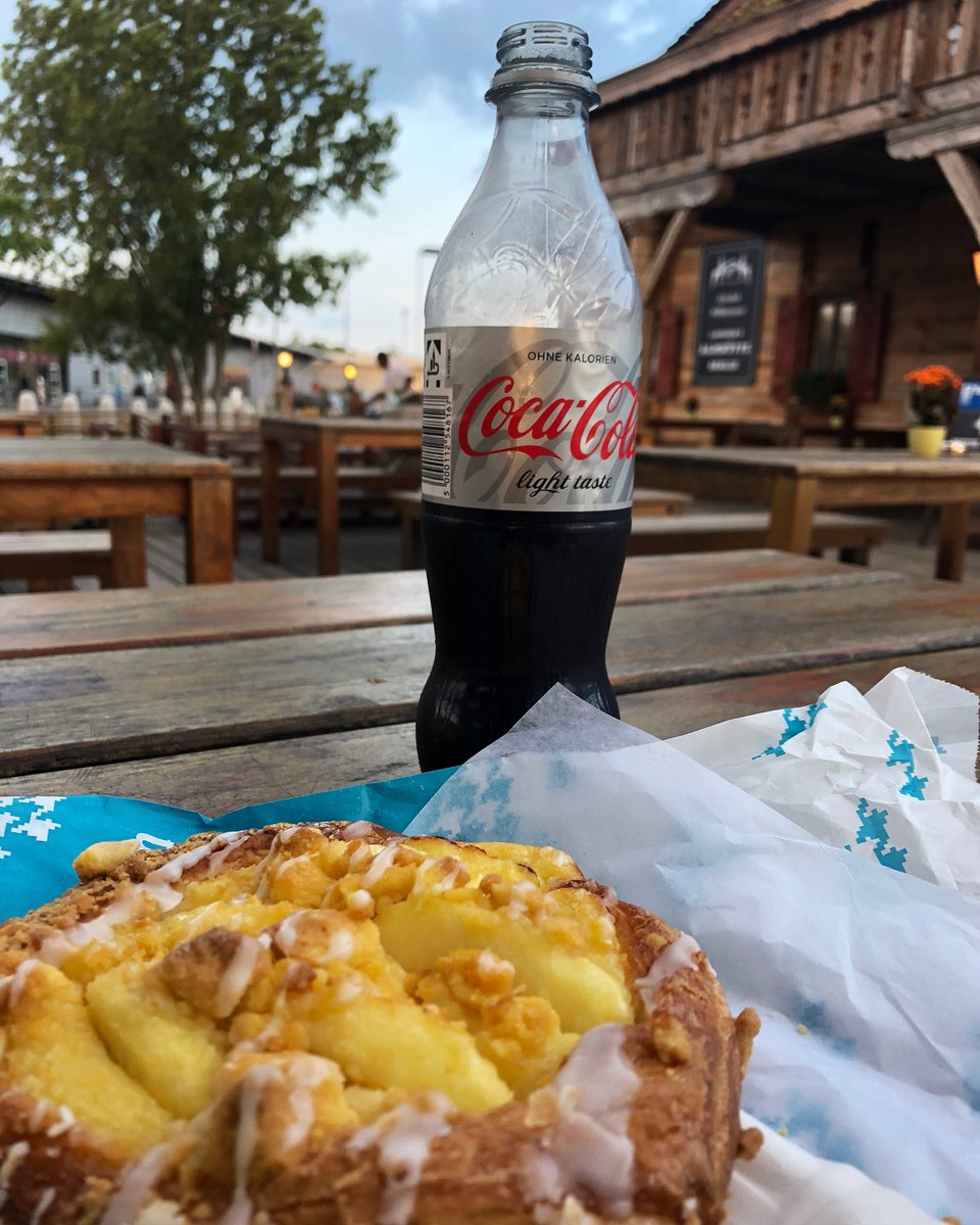 NearAndFarAZ's tweet photo. The perfect breakfast? 😊 A bit of #Germany &amp; a bit of home at #schonefeldairport in #Berlin. I’ll have to say it was a delicious combo! #applepastry #dietcoke #cokelight #germanpastry https://t.co/GiRZDwtT25
