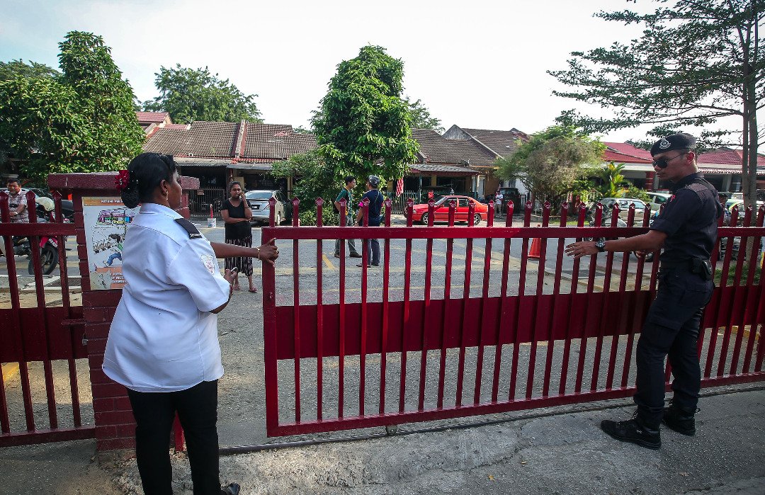 Berita Harian Di Twitter Petugas Spr Menutup Pintu Bilik Mengundi Tepat Jam 5 30 Petang Tamatnya Waktu Pengundian Di Sekolah Kebangsaan Taman Sri Andalas Pada Pilihanraya Kecil N 49 Dun Sungai Kandis Foto