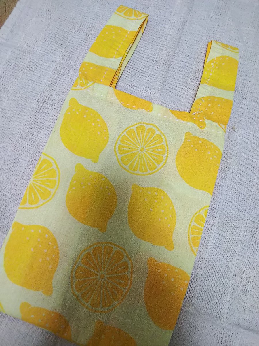 七菜子 ななし Ar Twitter セリアの手ぬぐいでレジ袋型エコバッグ 昨日作ったものよりちゃんとレジ袋になってくれて嬉しい レモン柄かわいい 手芸 手縫い エコバッグ
